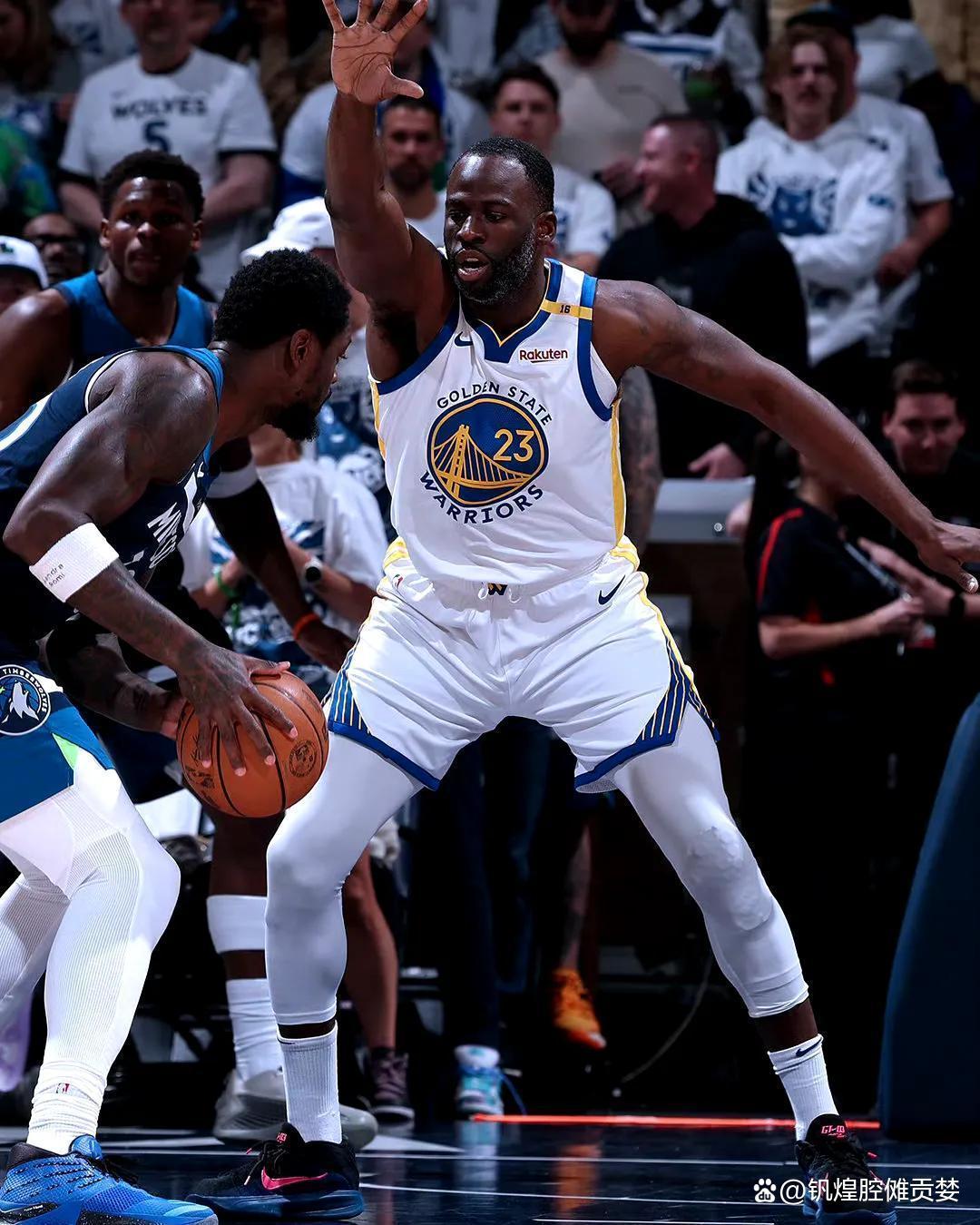 关于关键时刻NBA季后赛焦点战；俄克拉荷马雷霆官宣签约；更衣室稳定；更衣室氛围转暖的信息