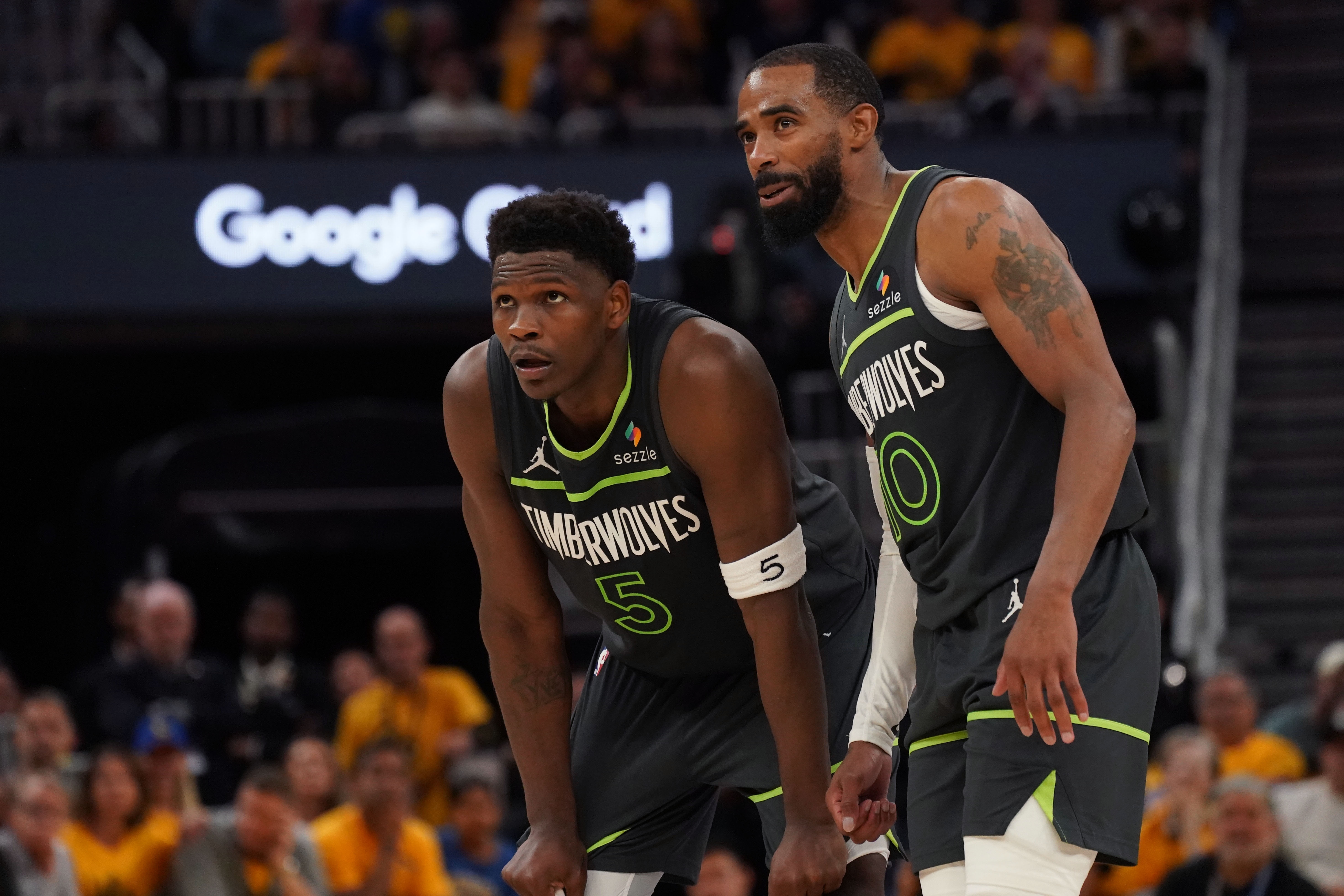 关于关键时刻NBA季后赛焦点战；俄克拉荷马雷霆官宣签约；更衣室稳定；更衣室氛围转暖的信息