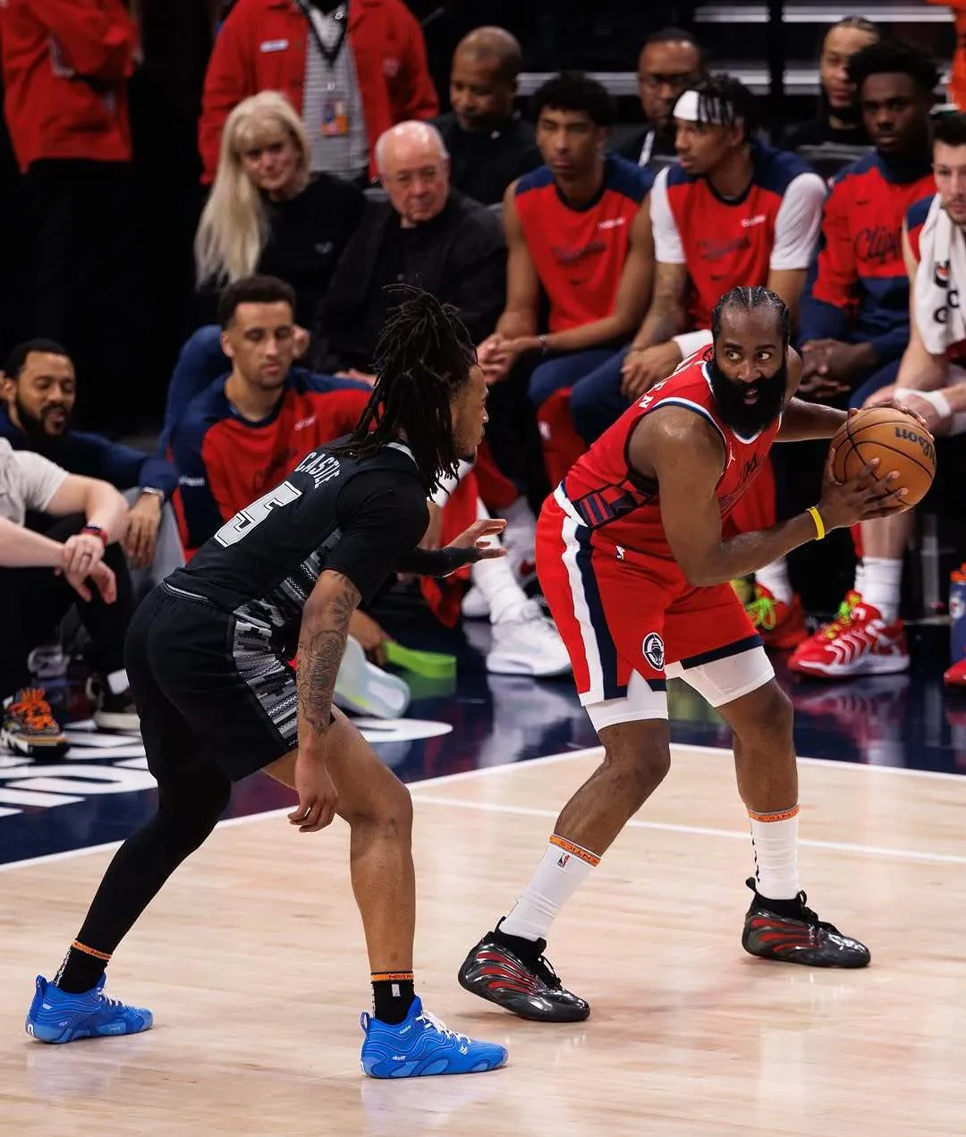 清晨突围战来临，洛杉矶湖人围绕西甲内部沟通，压力陡增，轮换策略成焦点(腐剧浮沉洛杉矶)